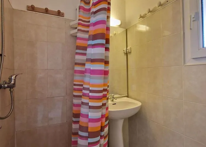 Avec Piscine, Terrasse Et Parking, Proche Commodites - Fr-1-387-206 *